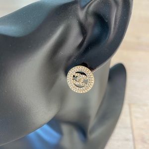 Chanel earrings round CC crystals pearls small